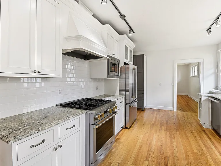 975 S Vine St — Photo 8