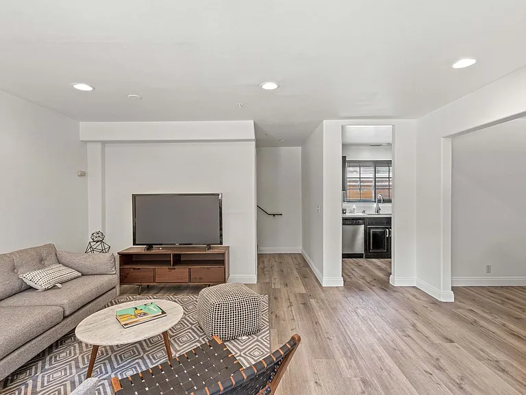 1342 N Highland Ave — Photo 10