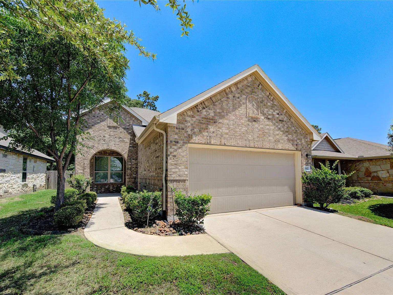 4 bed, 2.5 bath, 2581 sqft, $2,400 — Photo 2
