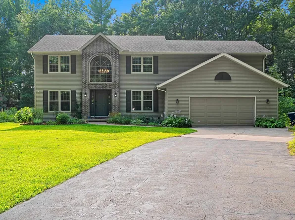 3611 Royal Oaks Ct, Suamico, WI 54173
