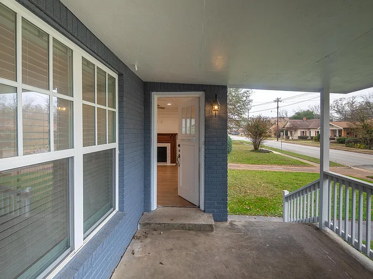 407 E Houston St — Photo 3
