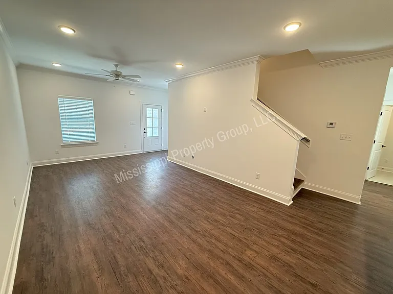 616 Cottage Grove Cir — Photo 4