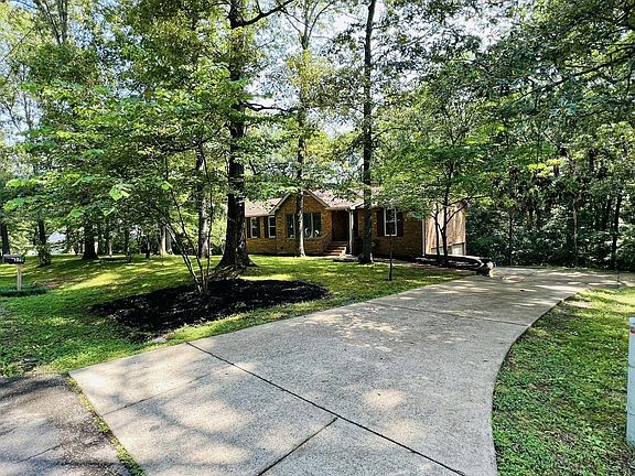 3rd image of 370 Twin Oaks Dr