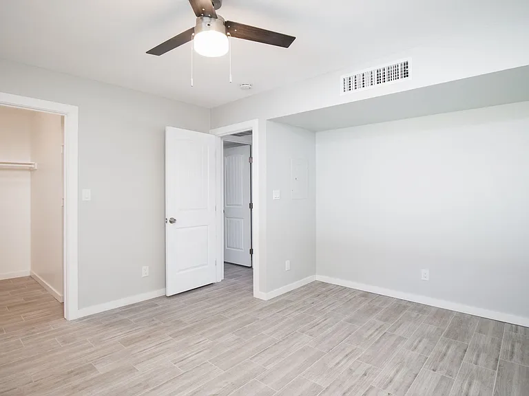 2122 W Augusta Ave #7 — Photo 9