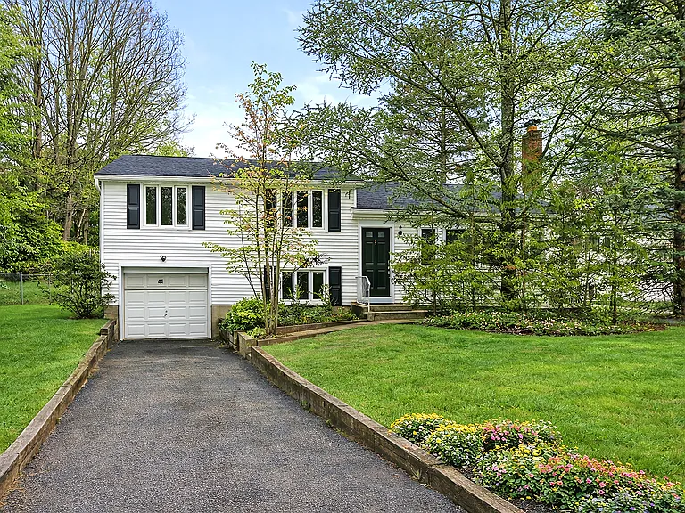 44 Knickerbocker Rd — Photo 2