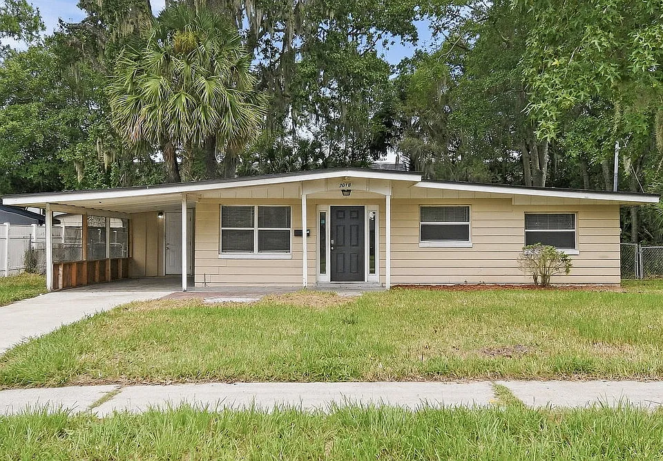 3018 Carrevero Dr W