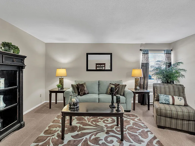 Sunlake Apartments — Photo 38