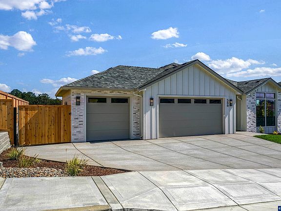 3rd image of 586 NW Cascade Mountain Dr
