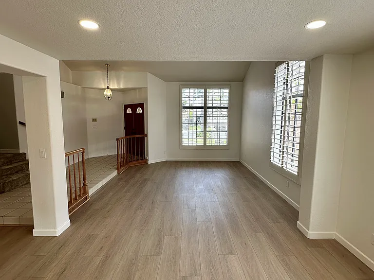 1043 Cordova Dr — Photo 8