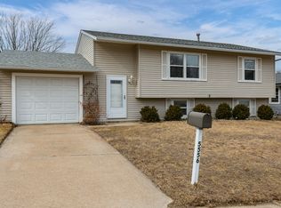 5556 N Thornwood Ave, Davenport, IA 52806