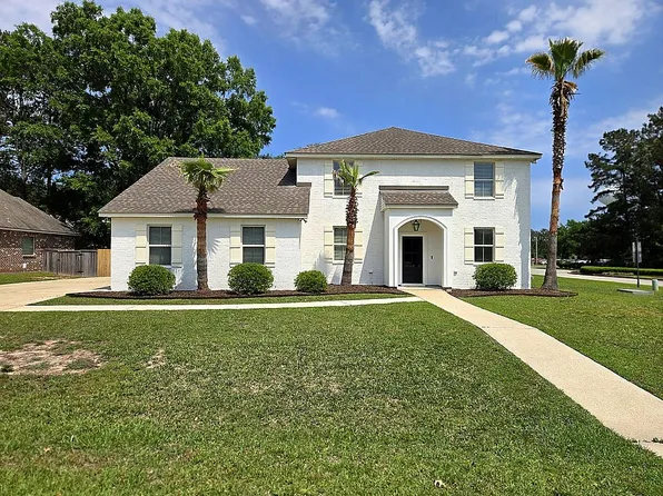 300 Place Saint Julien Pl, Covington, LA 70433