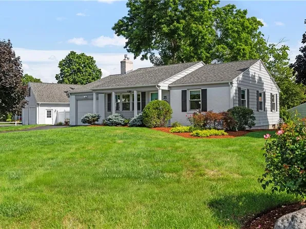 25 Sleepy Hollow Dr, Cumberland, RI 02864