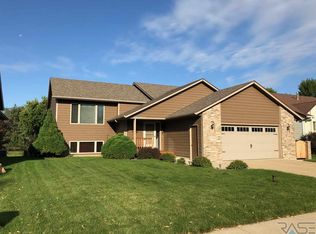 2736 S Avondale Ct, Sioux Falls, SD 57110