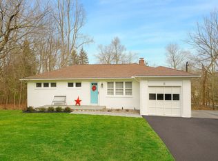 16 Meadow Ln, Katonah, NY 10536