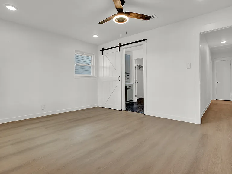 2910 W Crawford St — Photo 25