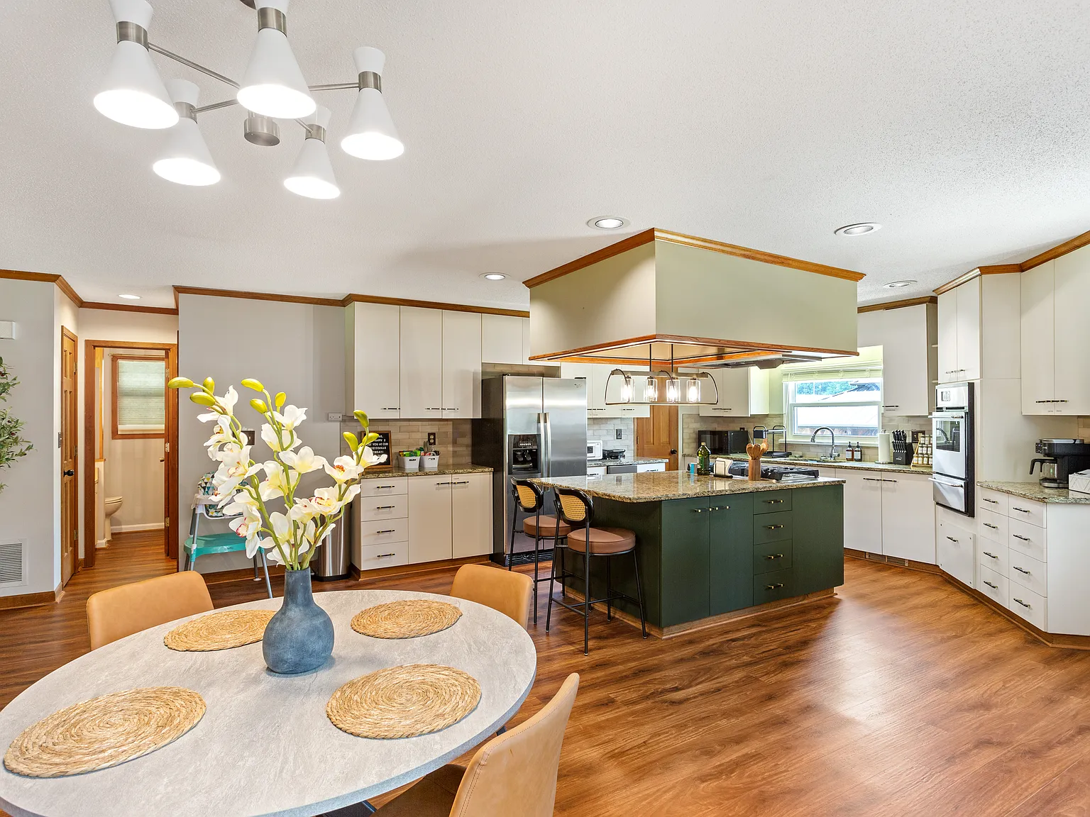4 bed, 3.5 bath, 2455 sqft, $6,000 — Photo 2