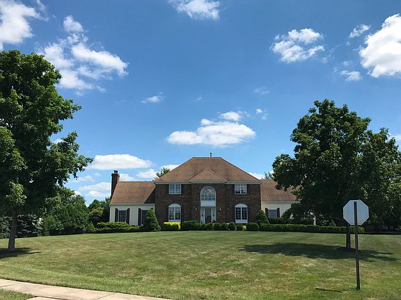 Spacious Front Lawn