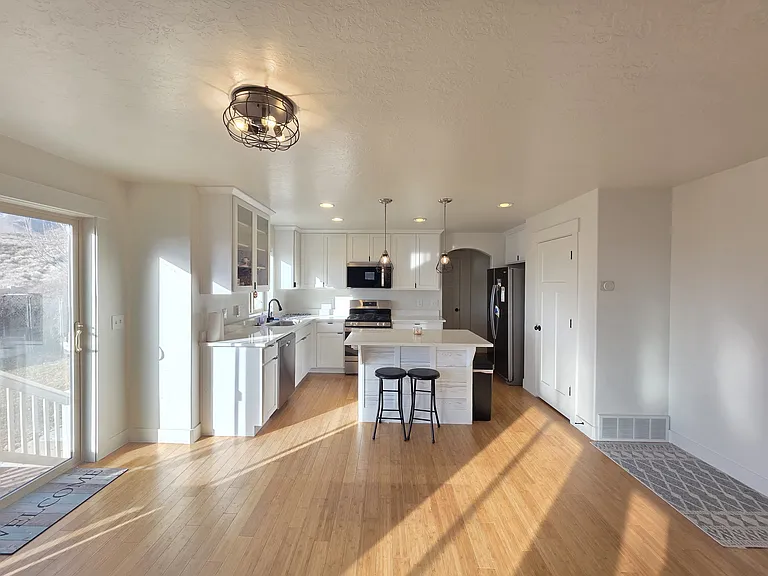 235 E Caracara St — Photo 3