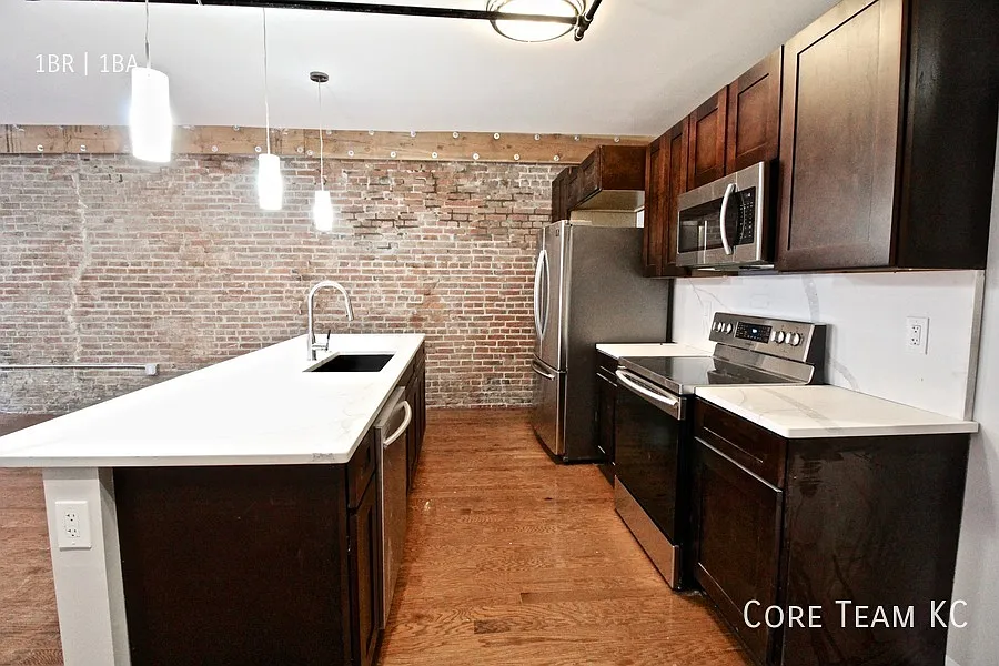 1 Bedroom Westbottoms Loft — Photo 4