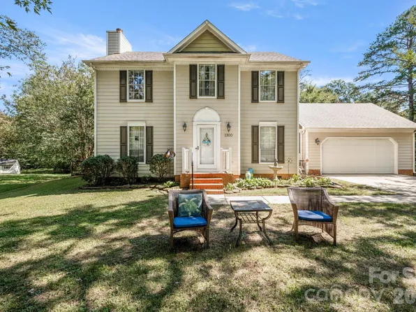 1300 Sugar Hollow Dr, Charlotte, NC 28214