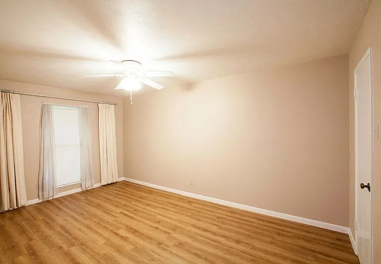 921 Mossvine Dr — Photo 35