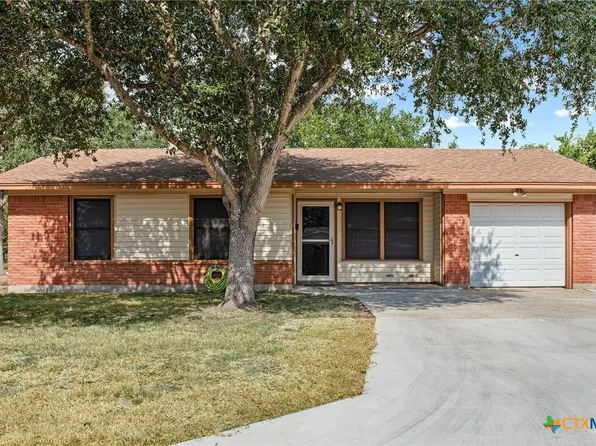 1419 Leon Dr, Port Lavaca, TX 77979