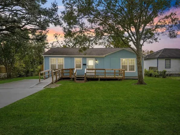 216 N Shady Oaks St, Lake Jackson, TX 77566