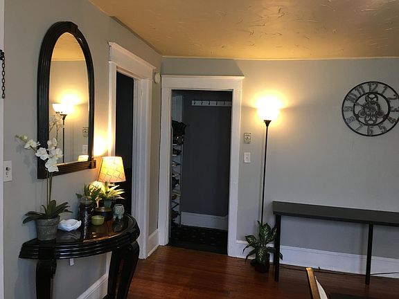 Entry/Dining Area