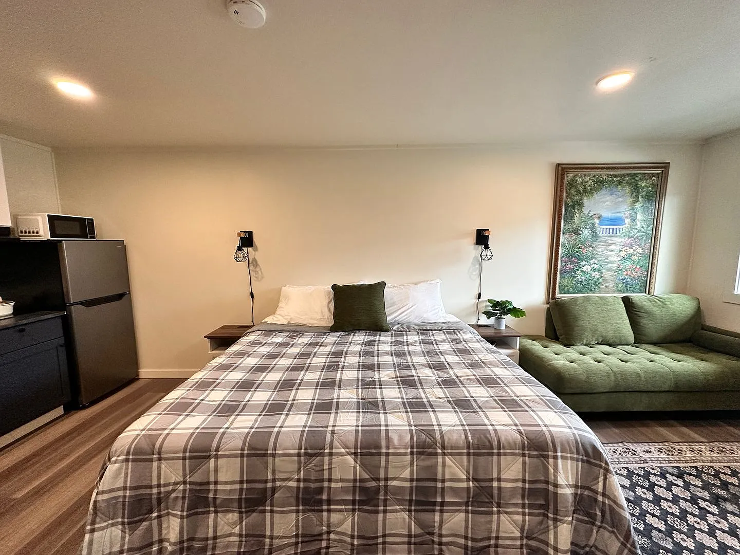 Newly Renovated Furnished Studios Now Available! — Photo 1