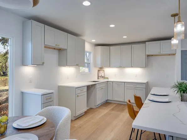 1214 Bay Ridge Rd, Madison, WI 53716