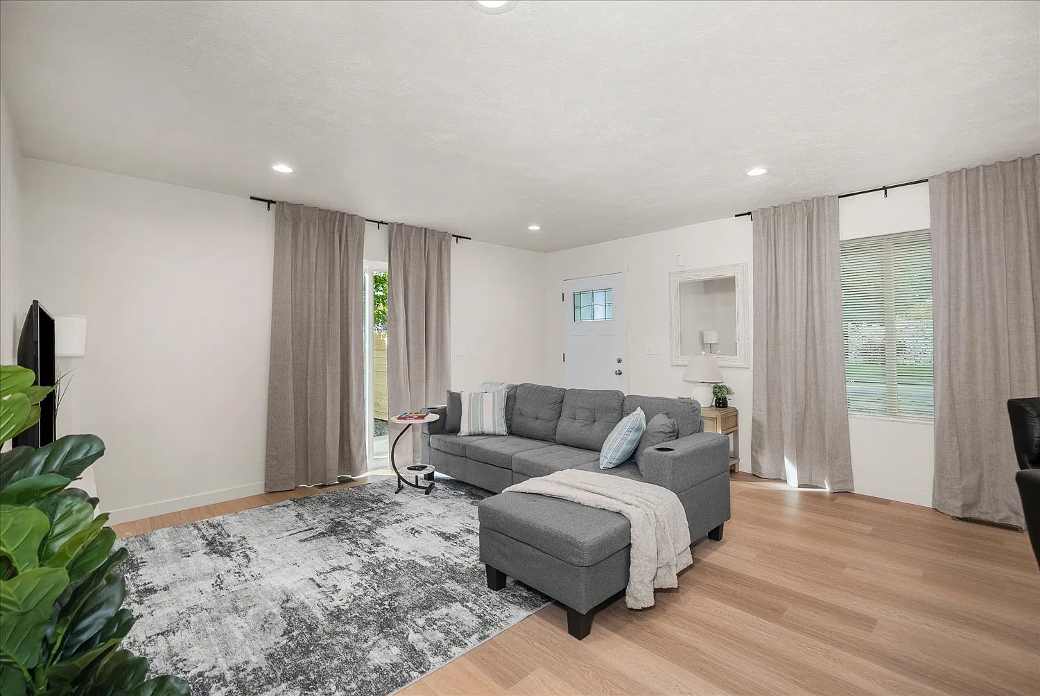 2 bed, 900 sqft, $2,595 — Photo 3