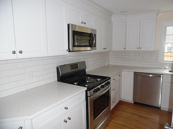 3rd image of 10 Bailey St E