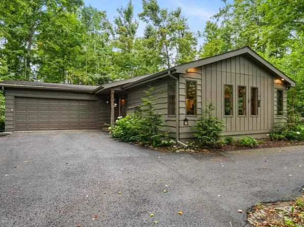 415 Winfield Dr, Harbor Springs, MI 49740