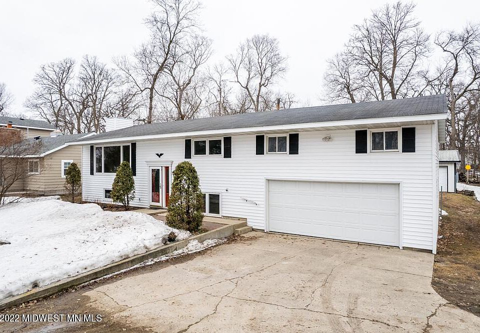 1st image of 940 W Lake Dr