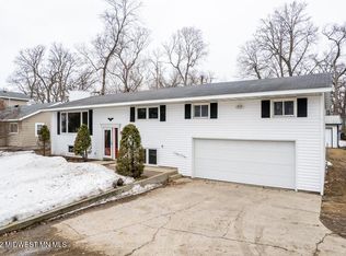 940 W Lake Dr, Detroit Lakes, MN 56501