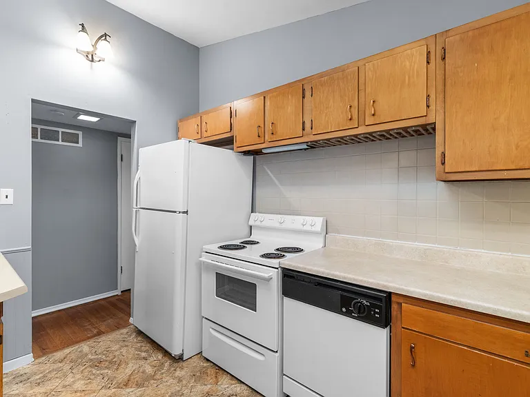 550 Versailles Dr — Photo 9