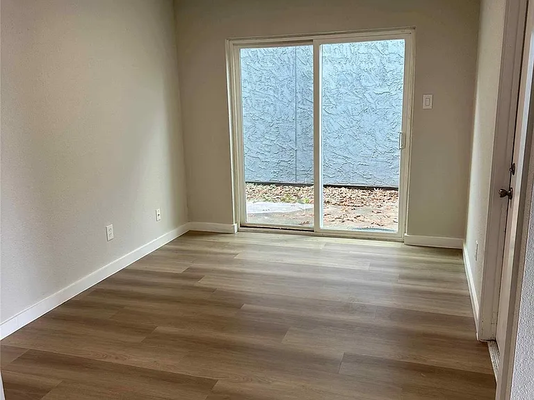 10328 Sommerville Ave — Photo 4