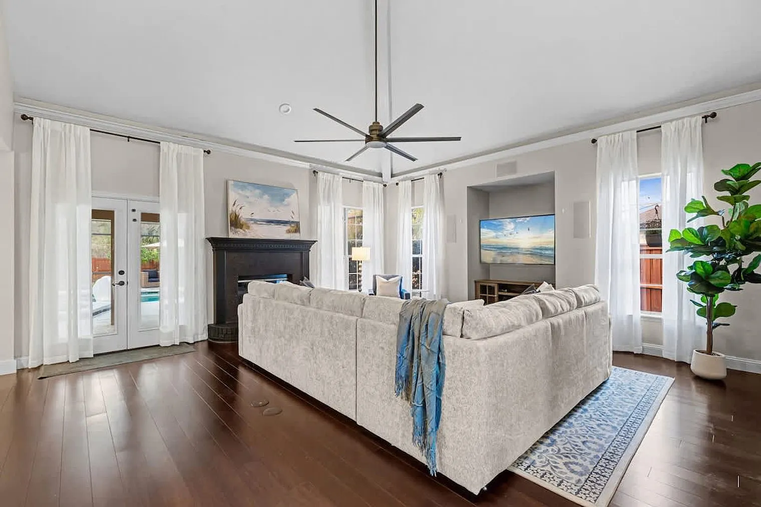 4 bed, 2.0 bath, 2378 sqft, $6,903 — Photo 3