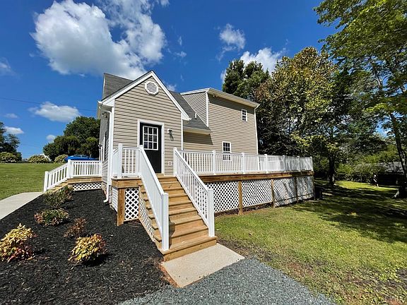 3rd image of 307 Woodberry Ln