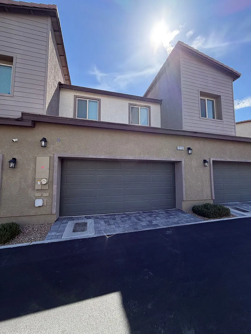 Must See Townhome in Henderson! — Photo 2