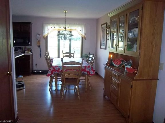 3rd image of 8944 Alberta Beach St NE