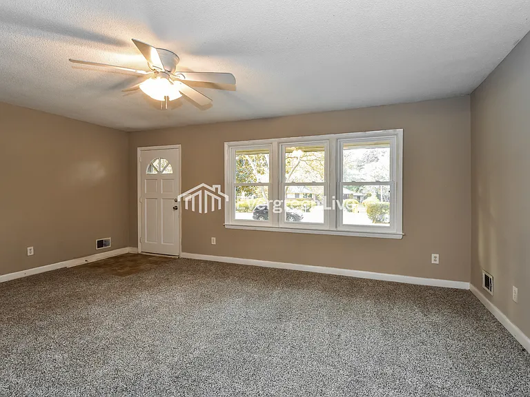 1004 Eastmont Dr — Photo 3