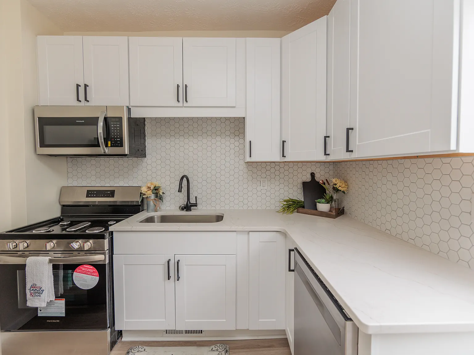 3 bed, 1200 sqft, $2,300 — Photo 2