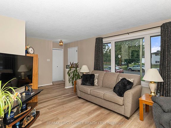 4th image of 422 Simon Fraser Dr