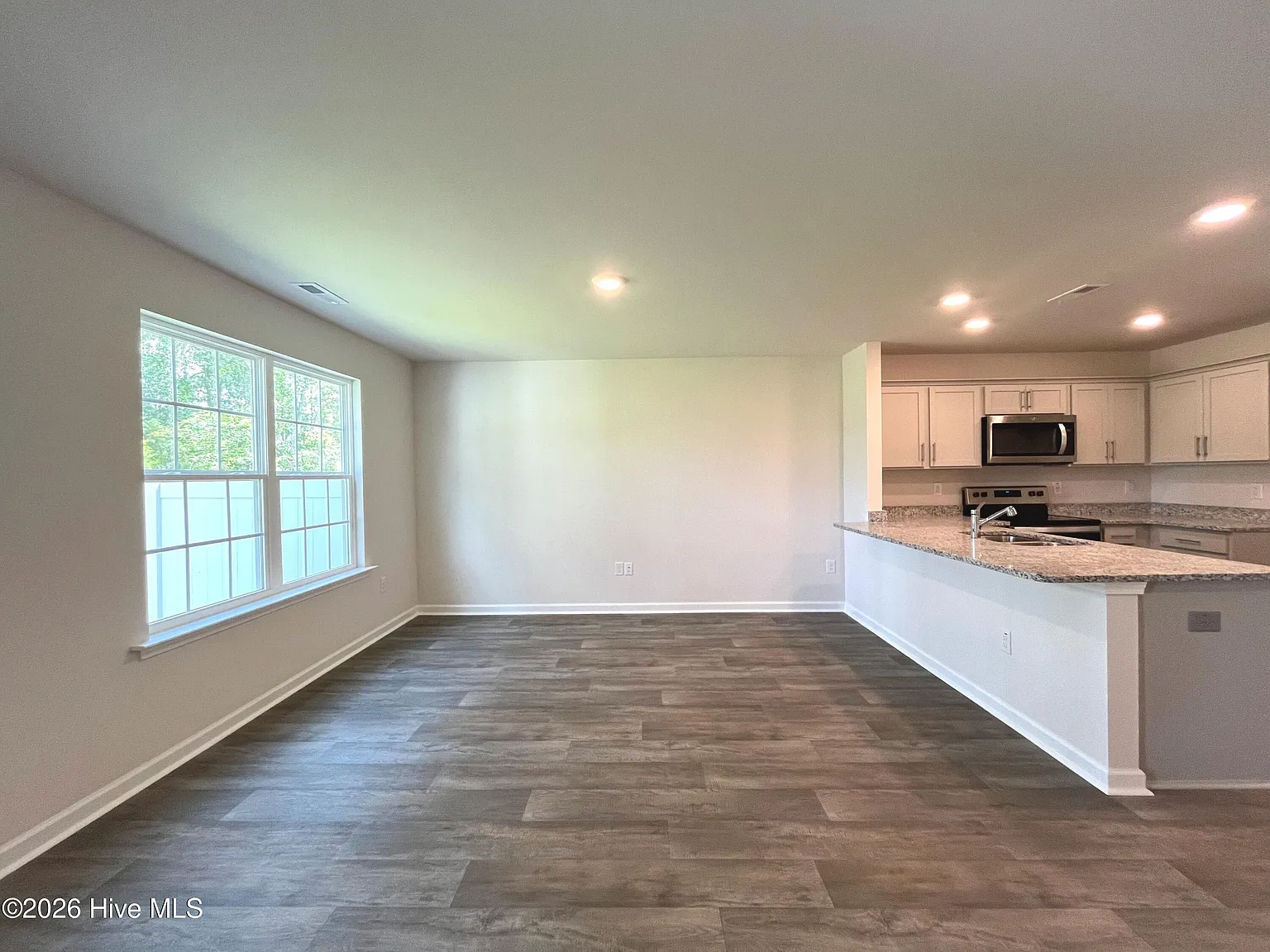 3 bed, 2.5 bath, 1418 sqft, $1,700 — Photo 3