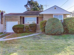 220 Rose St, Massapequa Park, NY 11762
