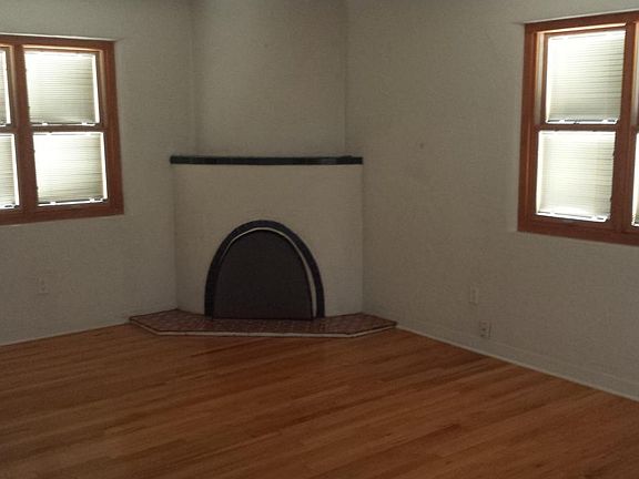 2nd image of 240 Cardenas Dr NE