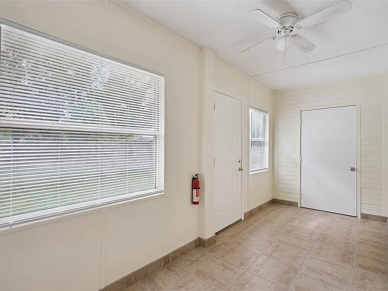 2725 Mayer St — Photo 24