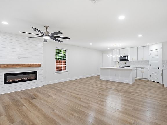 3rd image of 812 Kings Hwy