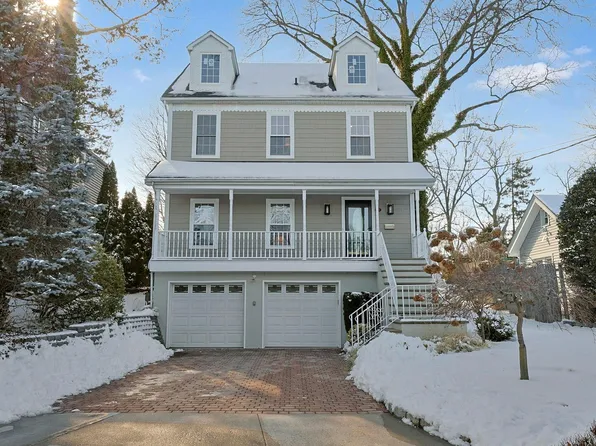 38 Weeks Place, New Rochelle, NY 10801